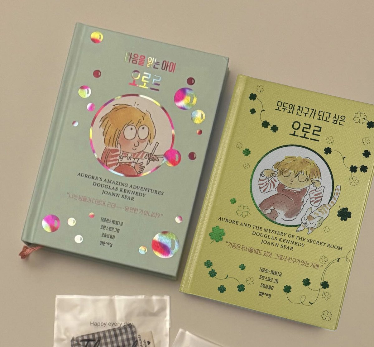 #rt이벤트 #제공
제가 대박 이벤트 온다고 했죠 무려 <마음을 읽는 아이 오로르 + 모두와 친구가 되고 싶은 오로르> 두 권 세트로 5분께 책 드립니다! 한 권도 아니고 무려 두 권 ➰ 알티 해 주신 분들 중 추첨으로 다섯 분께 책 드립니다!

📍9월 1일~9월 5일 (당첨자 발표 : 9월 6일 토요일)