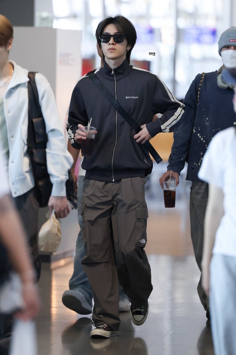 2025.SEP.01
KIX

🕶️☕️

#HENDERY #헨드리 #黄冠亨
#威神V #WayV #WeishenV