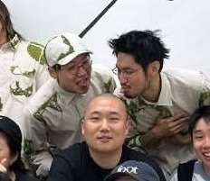 나뭇잎이 선명하게 햇빛을 핥고 있었다…