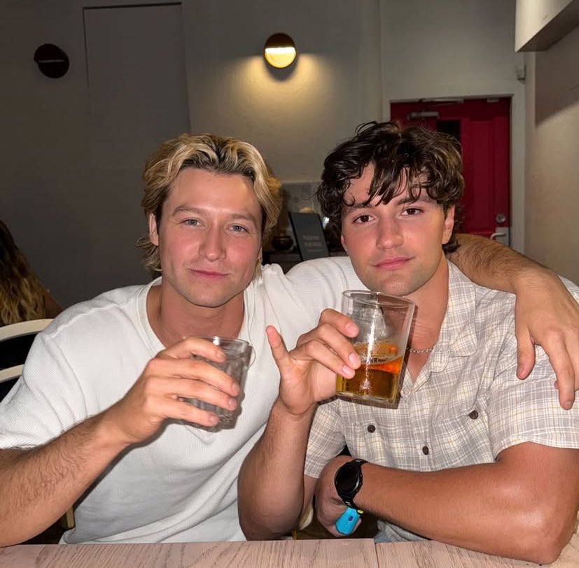 acervoffcampus's tweet image. “Alguma chance de vocês deixarem eu me juntar?”
Ergo a cabeça,mas não posso deixar de rir quando vejo o brilho intrigado nos olhos de Dean.
“Nem pense nisso. Pode ir tirando o cavalinho da chuva, Maxwell. Porque não vai acontecer.”
“Hoje ou nunca?”
“Nunca.”