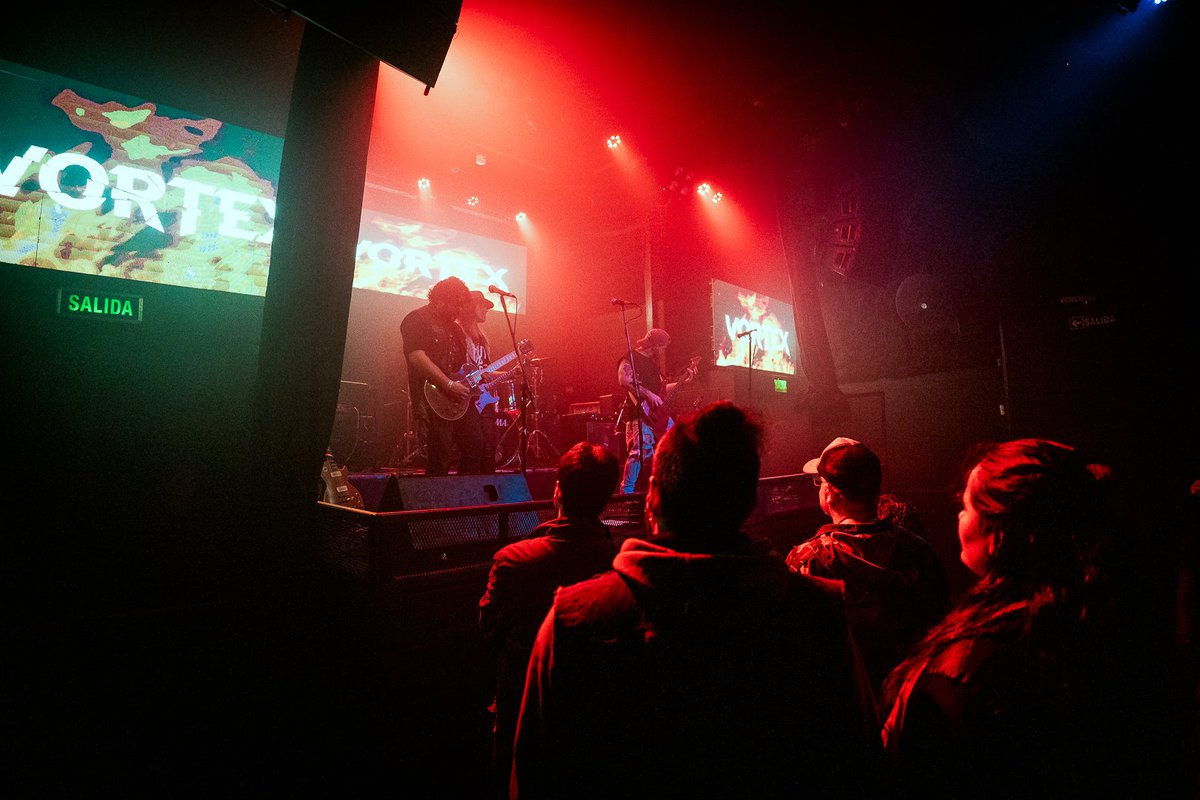 Cuando te contratan bandas de rock y tenes que meter tu estilo cyberpunk/bladerunner en algunas .