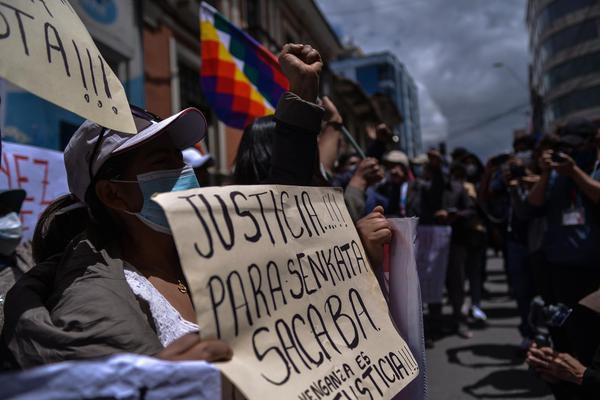 Mientras intentan reescribir la historia, las víctimas de Sacaba, Senkata y El Pedregal siguen esperando justicia. 
El evismo distrae con pactos falsos para proteger a su líder. 

La memoria y la dignidad no se negocian.