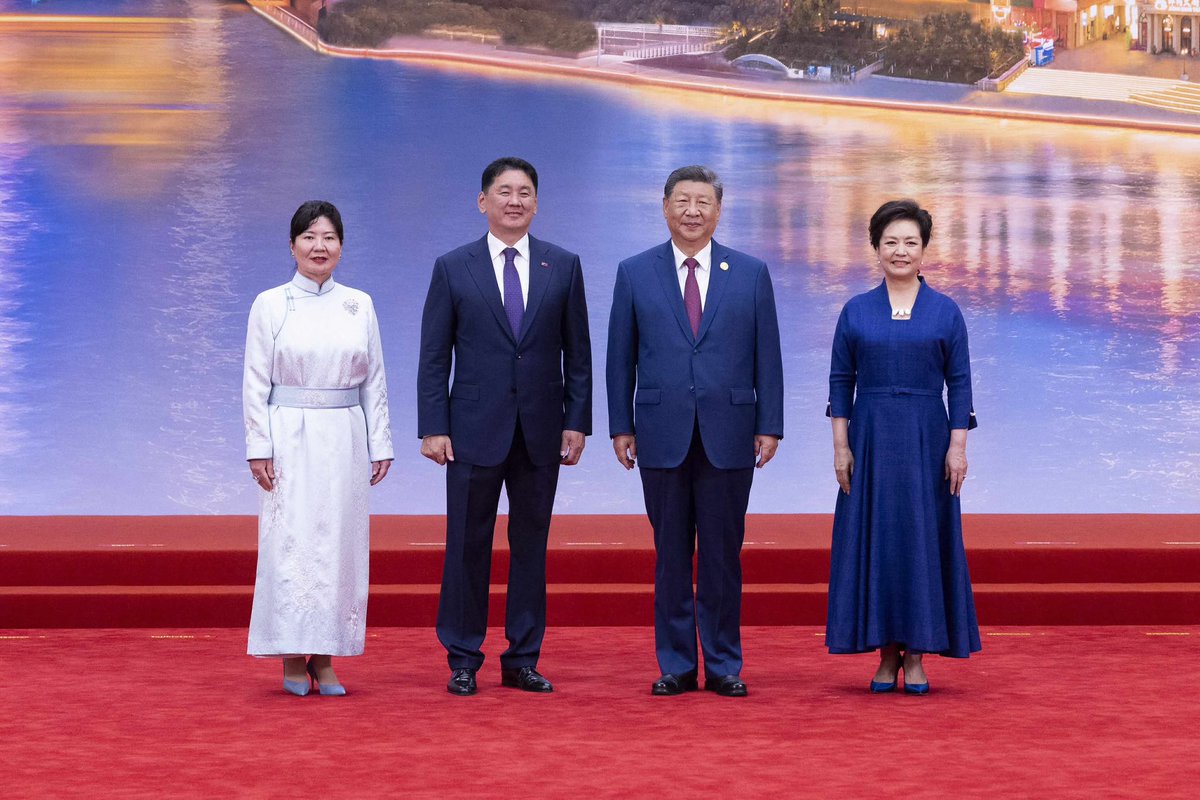 Төрийн тэргүүн, тэргүүн хадагтай нар гоё айн.
 Женко Данх 2-т эхнэр байхгүй ккк