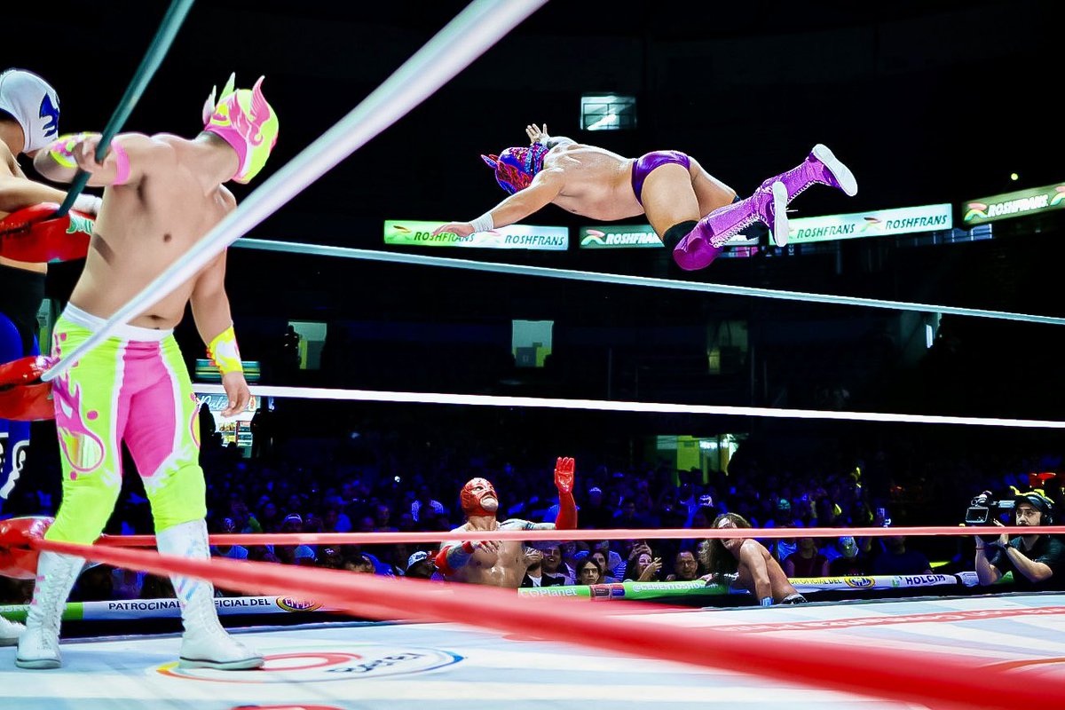 Atlantis Jr., acompañado por Esfinge, Star Jr. y Neón, se impuso con categoría sobre Los Depredadores (Volador Jr., Rocky Romero, Magnus y Rugido), firmando una gran victoria con La Atlántida sobre El Depredador del Aire. 

#DomingoFamiliarCMLL