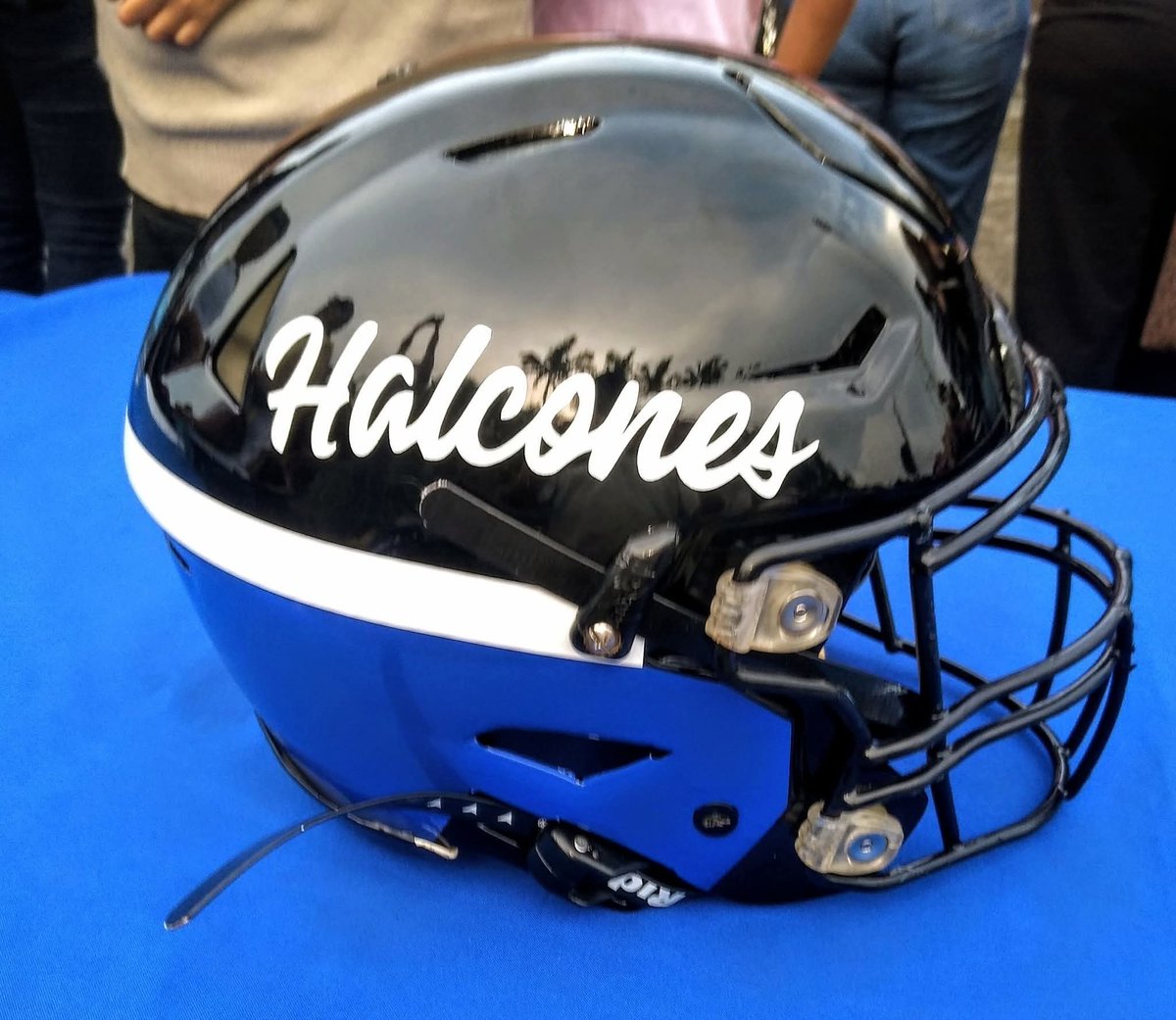GABOPACHECO16's tweet photo. Diseño del casco que utilizarán los @HalconesUVfba para la temporada 2025 de Liga Mayor 

📸 Huv Store

#ONEFA https://t.co/M4BZuqrIBC