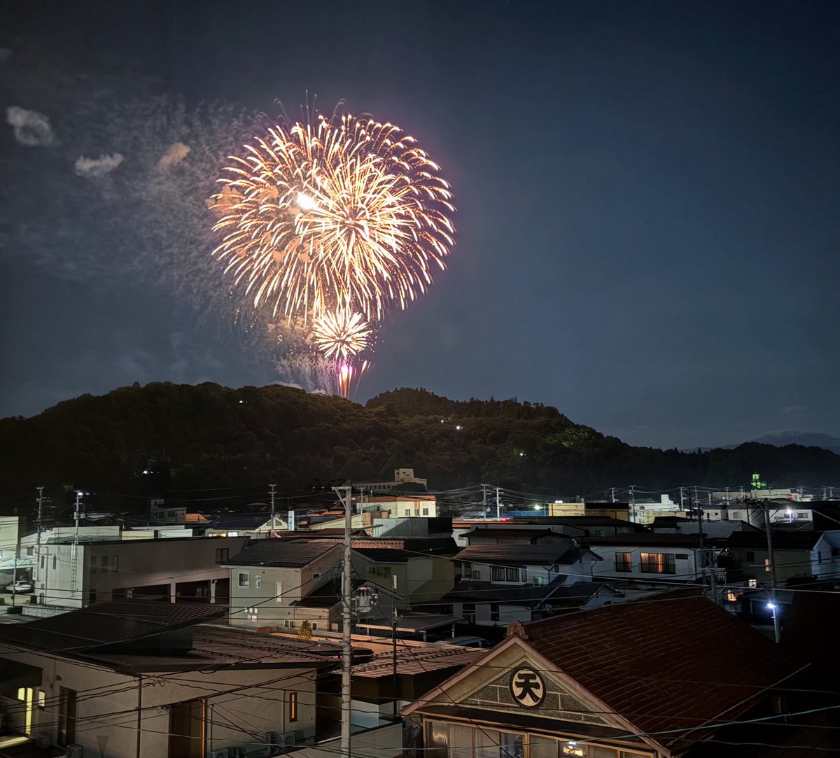 8月もたくさんの方々とお会いし、たくさんの音楽と触れ合うことができました。
今月の１枚もやっぱり空の写真！
山形県天童の夜。夏祭り散歩からホテルへ帰途につくと、思いがけない花火が静かな街並みを彩りました。
なんだか心が温まったなぁ！！　こんなふうに音楽で心を彩ることができたなら。
