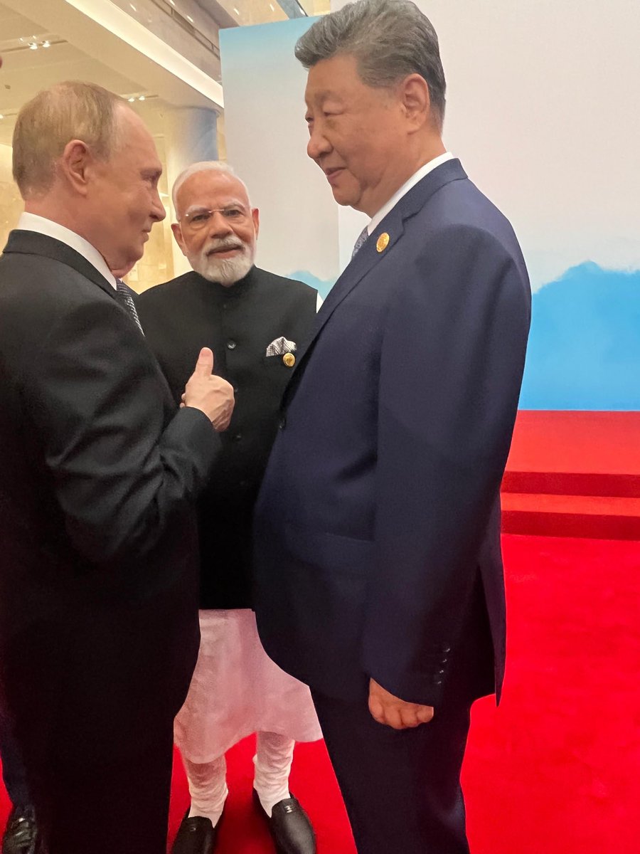 maryashakil's tweet image. Calling attention: as Modi, Xi, and Putin converge at the #SCO summit, the world’s spotlight intensifies. 

Strategic alliances, power plays, and rival visions are on full display—decisions made here could redraw geopolitical boundaries and rewrite the global order. 

The stakes…