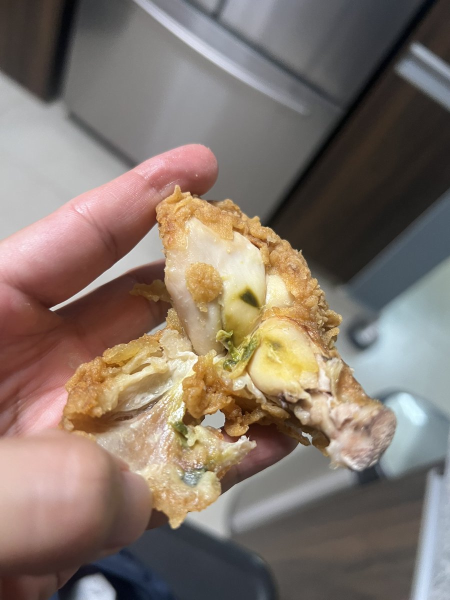 alonsodvr32's tweet photo. @KFC_MEXICO estoy bastante molesto fue a una sucursal de Torreón , pedí una cubeta de 6 piezas y me dieron 3 piernas súper flacas de vdd un mugrero, pero eso no fue el verdadero problema, me dieron una ala con algo verde asqueroso, Son una estafa https://t.co/lymSvin551