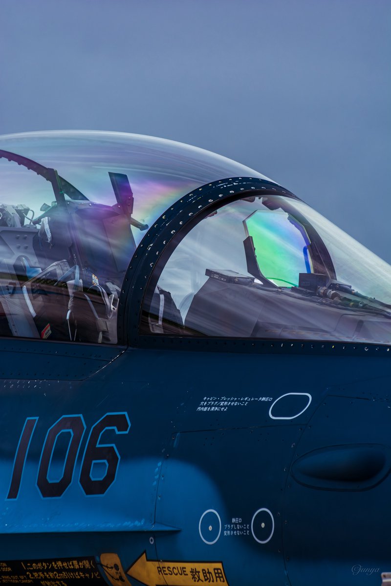 今日はF-2飛ばないんですか？

バイカーさんにコンビニ前で尋ねられた
僕はブルーで頭がいっぱいだったけど､松島基地でタッチアンドゴーが無いのはやっぱり寂しいなって思ってハッとした
待ち望む人は多いけど先ずは安全第一✈

虹色
#松島基地航空祭
#ブルーより蒼いほう