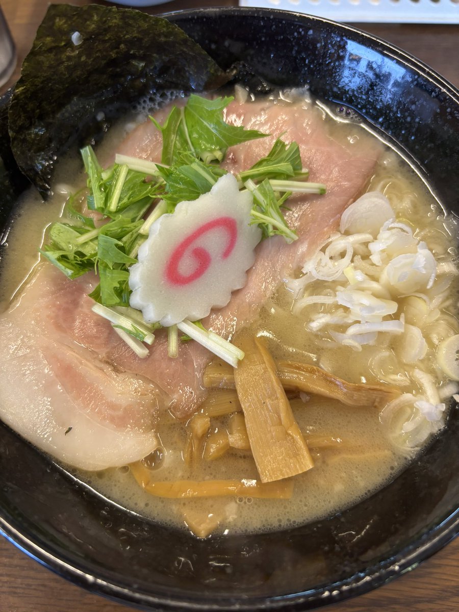 今日はむつ市。ラーメンロビンで濃厚鶏白湯の中太麺大盛です🍜😋
#ロビン