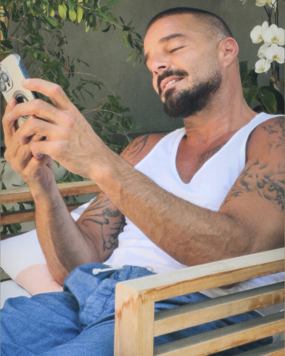 RMwebteam's tweet photo. Esa sonrisa es el regalo que no sabíamos que necesitábamos hoy ✨💗 #RickyMartin https://t.co/Ze6eHKEzFv