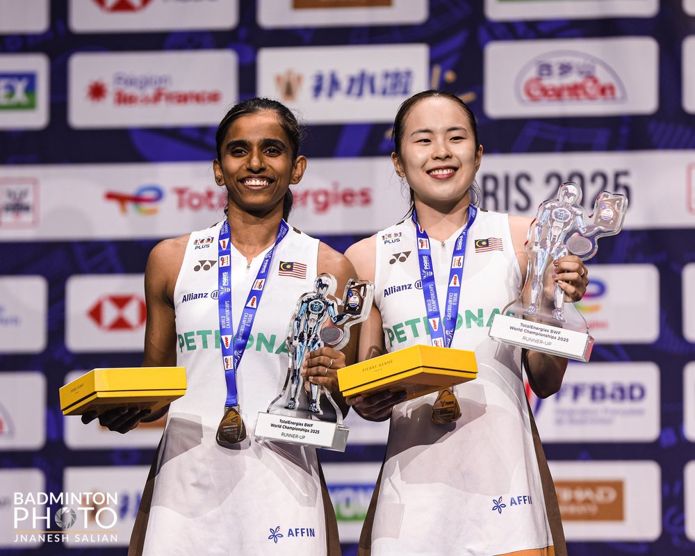BA_Malaysia's tweet photo. Pada Hari Kemerdekaan ke-68, Malaysia cipta sejarah di #BWFWorldChampionships2025

🥇 Chen Tang Jie-Toh Ee Wei – Emas pertama dunia untuk beregu campuran Malaysia!
🥈 Pearly Tan-M Thinaah – Perak pertama dunia untuk beregu wanita Malaysia!

Buat julung kalinya, dua wakil negara mara ke final Kejohanan Dunia. Detik bersejarah, hadiah Merdeka bermakna buat tanah air tercinta.

Terima kasih wira & wirawati badminton negara ❤️

#GemilangkanLagi 
#BadmintonMalaysia 
#DemiMalaysia