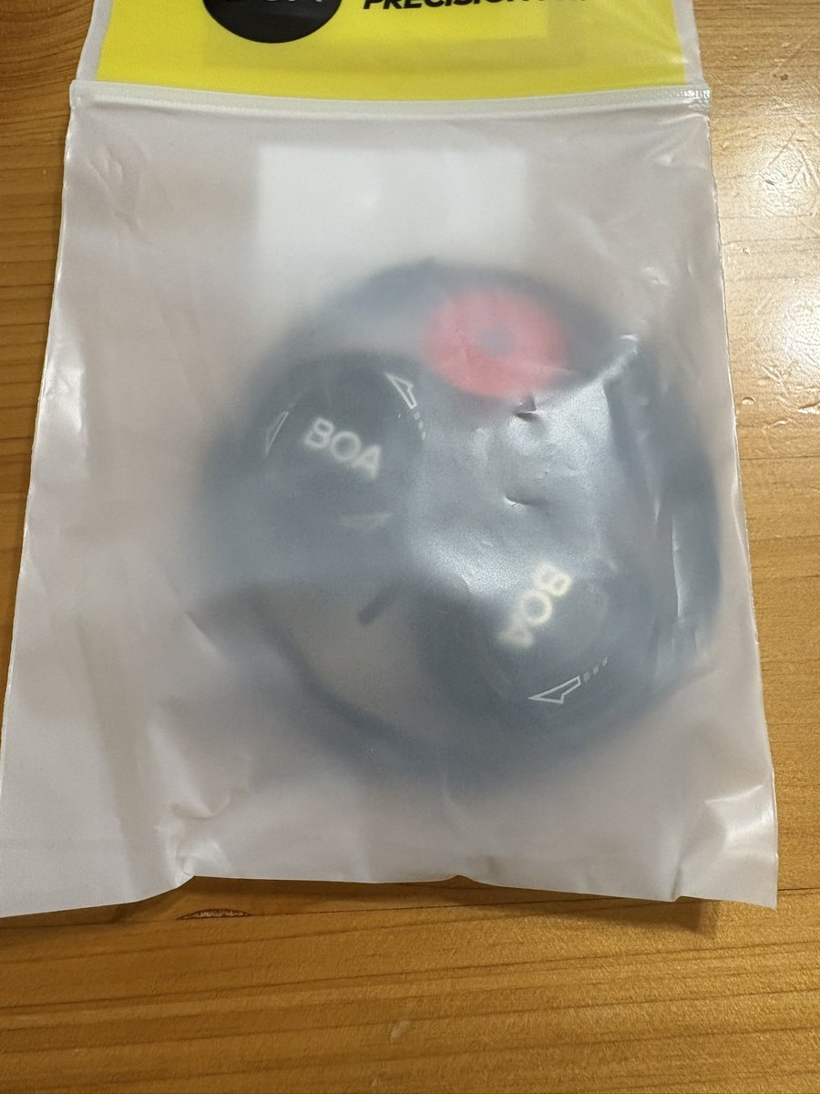 hhsparrow's tweet photo. シューズのBOAダイヤルが壊れてしまったので、サイトから手続き踏んで待つ事数日思ったより早くリペアパーツが届いた！
リペアパーツがあるのはとっても有難いのでそろそろ買い替えしたいシューズがあるのでBOAダイヤルのシューズを買わせてもらいます。 https://t.co/jfggnR2O9b