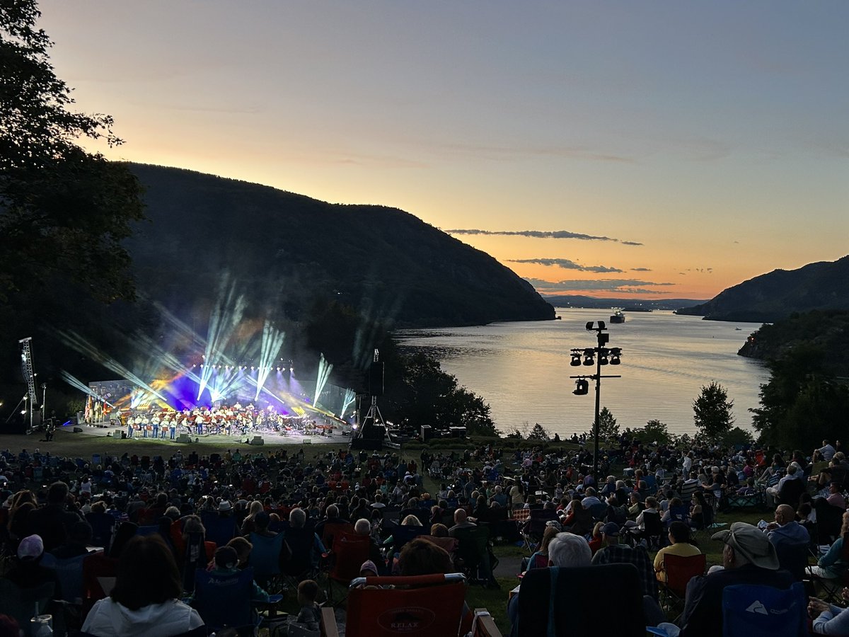 MsKluga's tweet photo. Such a beautiful night at the @WestPointBand Labor Day concert! Our @yhsbands students and families had fun building community while enjoying incredible musicianship and fireworks! #BandFamily

So excited to start our school year! 💚🎶

@YHSDeGennaro @FirstNighters @YorktownCSD https://t.co/MNaLT9hdGY
