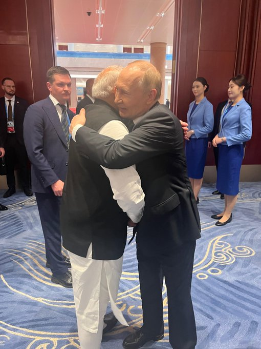 tv9gujarati's tweet image. Prime Minister Narendra Modi hugs Russian President Vladimir Putin as they arrive at the venue of the Shanghai Cooperation Council (SCO) Summit in Tianjin, China.

#PMModi #PMModiChinaVisit #PMModiSCOSummit #SCOSummit2025 #VladimirPutin #XiJinping #TV9Gujarati