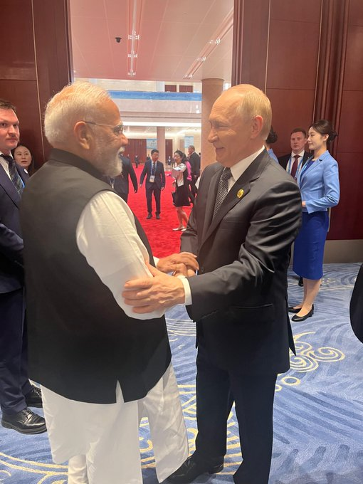 tv9gujarati's tweet image. Prime Minister Narendra Modi hugs Russian President Vladimir Putin as they arrive at the venue of the Shanghai Cooperation Council (SCO) Summit in Tianjin, China.

#PMModi #PMModiChinaVisit #PMModiSCOSummit #SCOSummit2025 #VladimirPutin #XiJinping #TV9Gujarati