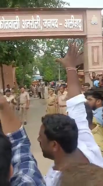 || भारतीय सेना vs उत्तर प्रदेश पुलिस ||

दो फौजी भाइयों की गिरफ्तारी के बाद सेना अधिकारी जैसे ही कोतवाली अतरौली पहुंचे ग्रामीणों ने इंडियन आर्मी जिंदाबाद पुलिस प्रशासन मुर्दाबाद के नारे लगाने शुरू कर दिए !

बताते चलें कल अतरौली सब्जी मंडी में फ़ौजी भाई अनिल चौधरी और अजीत चौधरी को