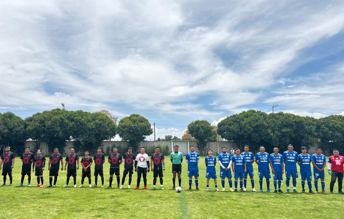comunicatedigit's tweet photo. Inició la Segunda Temporada de Fútbol de la Liga regional de Lara Grajales INDET⚽️⚽️⚽️
Hoy Don Felipe Arenas, leyenda del fútbol originario de Santa María Ixtiyucan y fundador del equipo ARPER, reconoció al "Guty" campeón goleador de la destacada liga INDET Audi 👏👏👏
@SoyAlexSaavedra @CTMPuebla @leobardosoto @Karla_LariosG