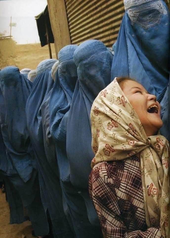 Bir adım ötesi İran, iki adım ötesi Afganistan...

İlahiyatçı İhsan Eliaçık bir tespit te bulunmuş. 
"Diyanetin "kamusal alanda hayasızca dolaşan" lafının bir adım ötesi İran'ın hicap yasası: Kadınlara  örtünme zorunluluğu!
Türkiye'de %48'lik seküler birikim olmasa, onun