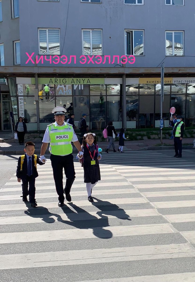 Хичээлийн шинэ жилд зориулаад замынхан маань цагаан цамц, малгайгаар гангарсан нь бас л сайхан харагдаж бна.