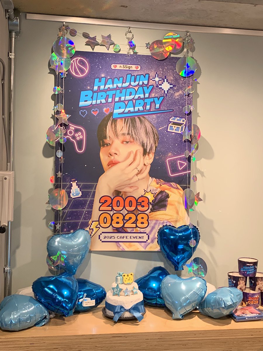 WjdOXTJVxRBviGz's tweet photo. あちー💦
お仕事にならんねと言うわけで休憩🥤〜と先���行った
🐯くんのセンイルカフェ🍰
お会い出来た方❗️
ありがとうございました♪
#nssign 
#카즈타／#KAZUTA
#정성윤／#JUNGSUNGYUN
#이한준／#LEEHANJUN
#장희원／#JANGHUIWON
#윤도하 / #YUNDOHA
#로빈 / #ROBIN
 #로렌스 / #LAURENCE
#nSSign https://t.co/j9fscftaQ5