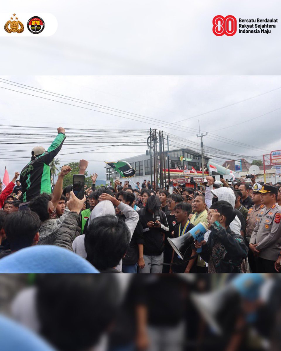 Polri melalui Polres Kuningan mengamankan aksi solidaritas mahasiswa yang digelar di Mako Polres Kuningan, Jawa Barat, Jumat (29/8). Aksi ini diikuti 300 mahasiswa dari berbagai organisasi dan perguruan tinggi, pengamanan dilakukan dengan pendekatan humanis #BersatuDemiIndonesia