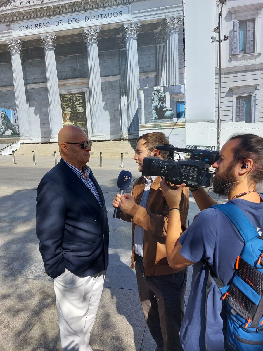 AinsteinRicardo's tweet photo. Me entrevistaron en la puerta del Congreso de Diputados https://t.co/wj8cdPza54