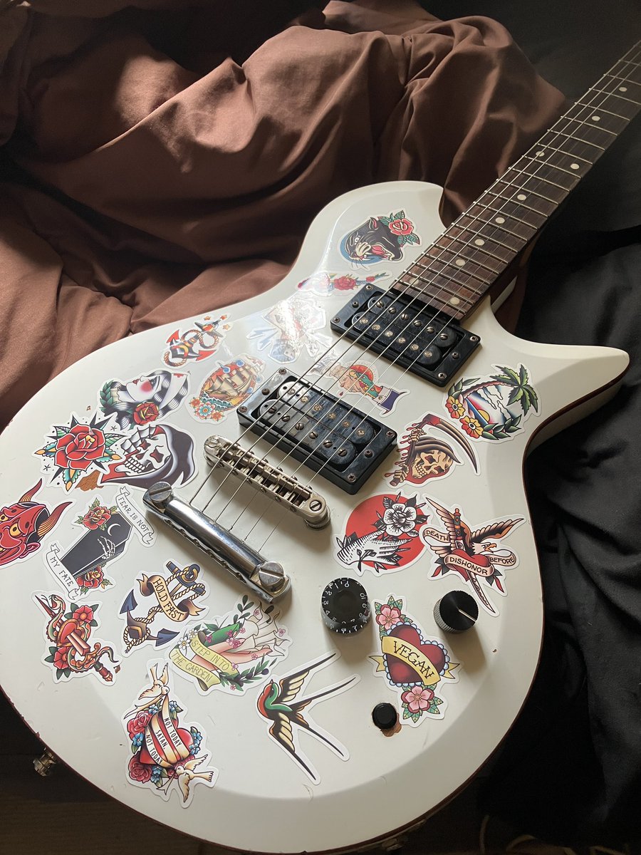 塗装が剥げてたのがどーしても気になり許せずタトゥーまみれにしてやりました。
クソ痛ステッカーギターの完成です。