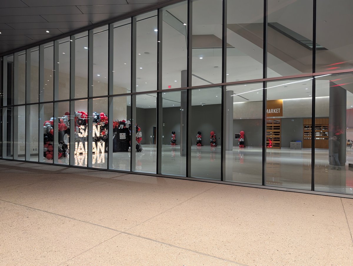 djcarlzyy's tweet image. Visualizing post-con-depression... not sure which is sadder: 1 coser still hanging around hours after the event closure, or none at all