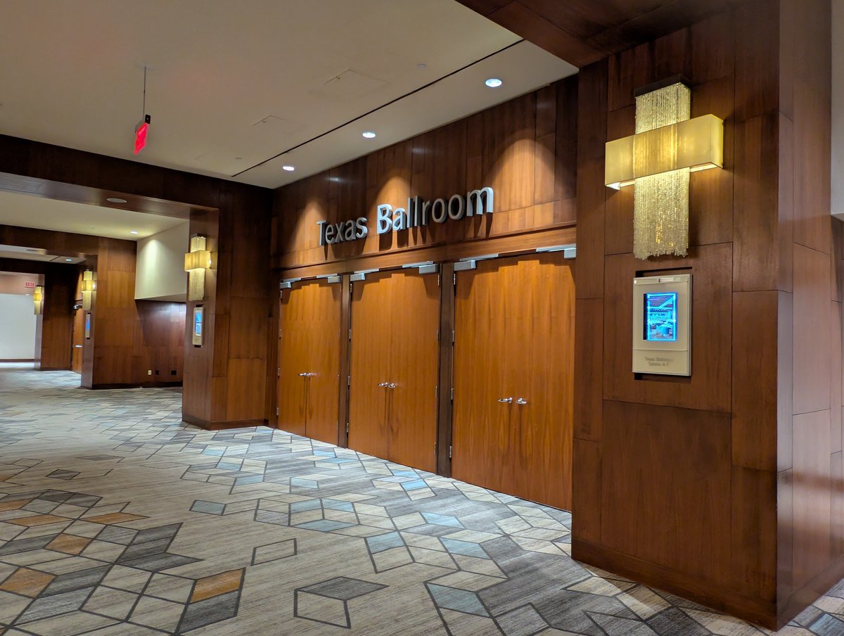 djcarlzyy's tweet image. Visualizing post-con-depression... not sure which is sadder: 1 coser still hanging around hours after the event closure, or none at all