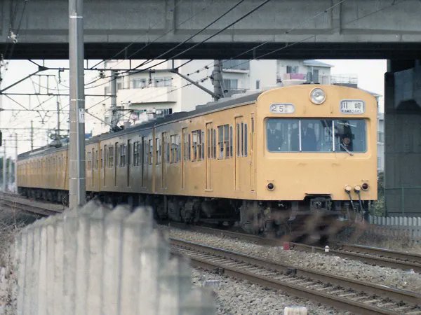 우리나라에선 도시철도용 전동차라는거 자체가 70년대에 도입되어서 3공 시절 감성 디자인으로 받아들여지고
일본에서도 고전 애니에 자주 등장하는 101계등으로 멀리잡아도 50년대 이후 전후 부흥기를 상징하는 느낌이지만
3분할창 식빵전철 디자인의 계보를 거슬러 올라가보면 1920년대까지 올라간다