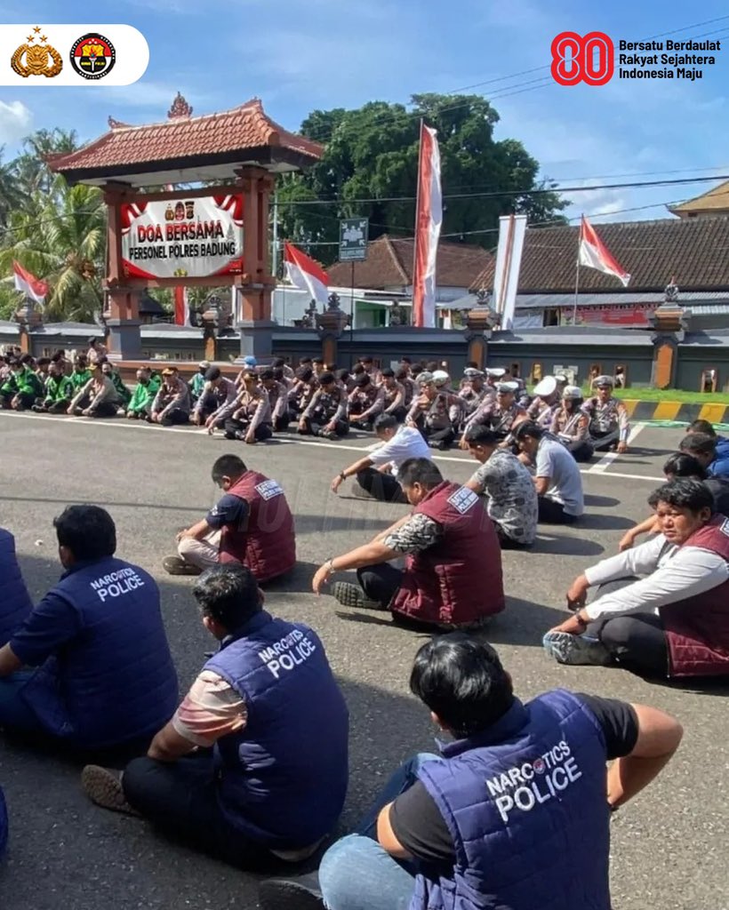 Polri melalui Polres Badung Polda Bali menggelar doa bersama dengan sejumlah komunitas driver ojek online (ojol) pada Sabtu (30/8) lalu. Doa bersama ini merupakan bentuk kepedulian dan respons atas situasi yang tengah terjadi di beberapa wilayah. #BersatuDemiIndonesia