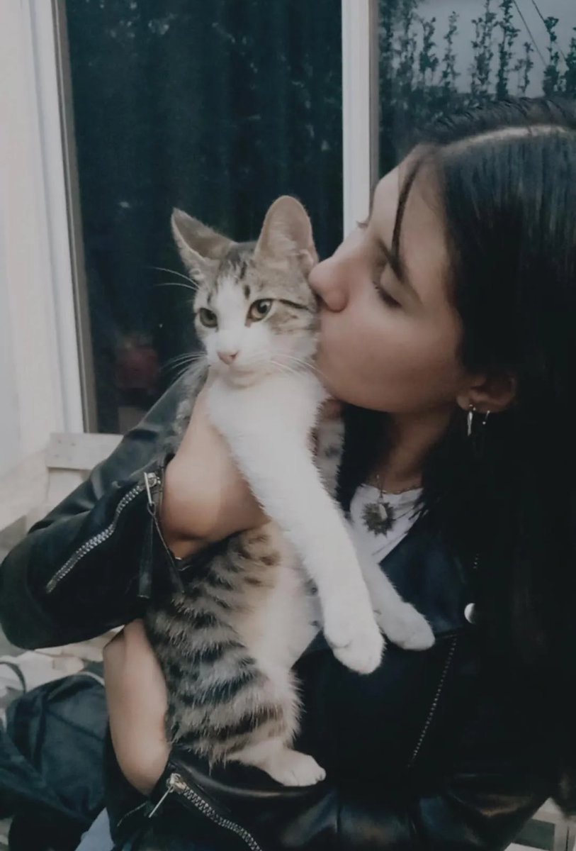 Cumple de mi flaqui❤️
El es Benito/venado tuerto, mi bebe y un ser muy importante en mi vida, no hay palabras para expresar el amor que siento y que me brinda desde el primer momento que llego.
Si hay algo que les puedo decir es “adopten un gatito” es lo mejor que te puede pasar.