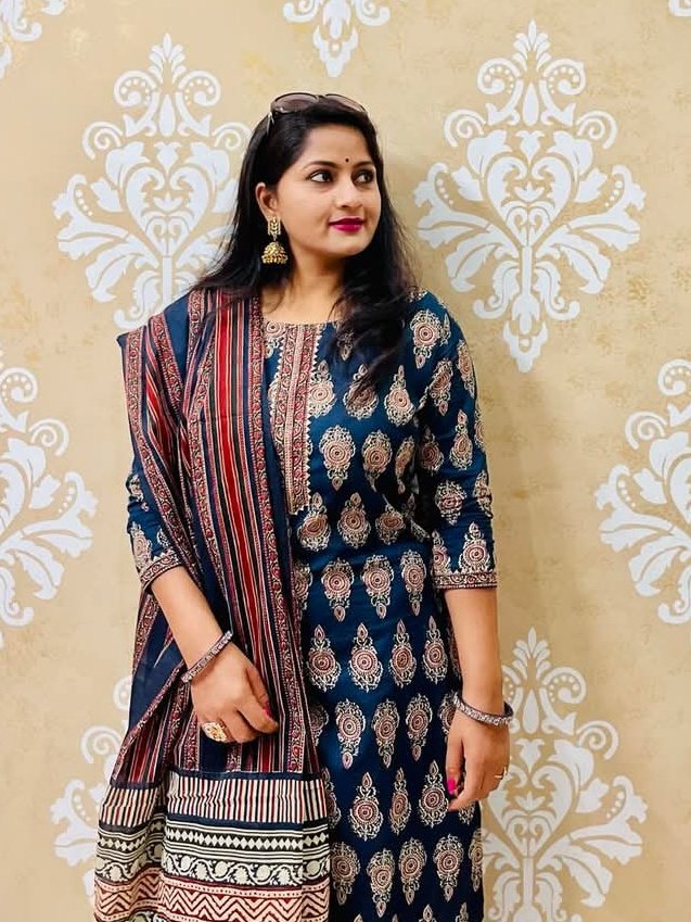 हैसियत का परिचय
 *तब*  देना चाहिए,
जब बात *आत्मसम्मान* की हो
अन्यथा *सादगी* ही सबसे *बड़ा* परिचय होता है...
शुभ प्रभात 
राधे राधे