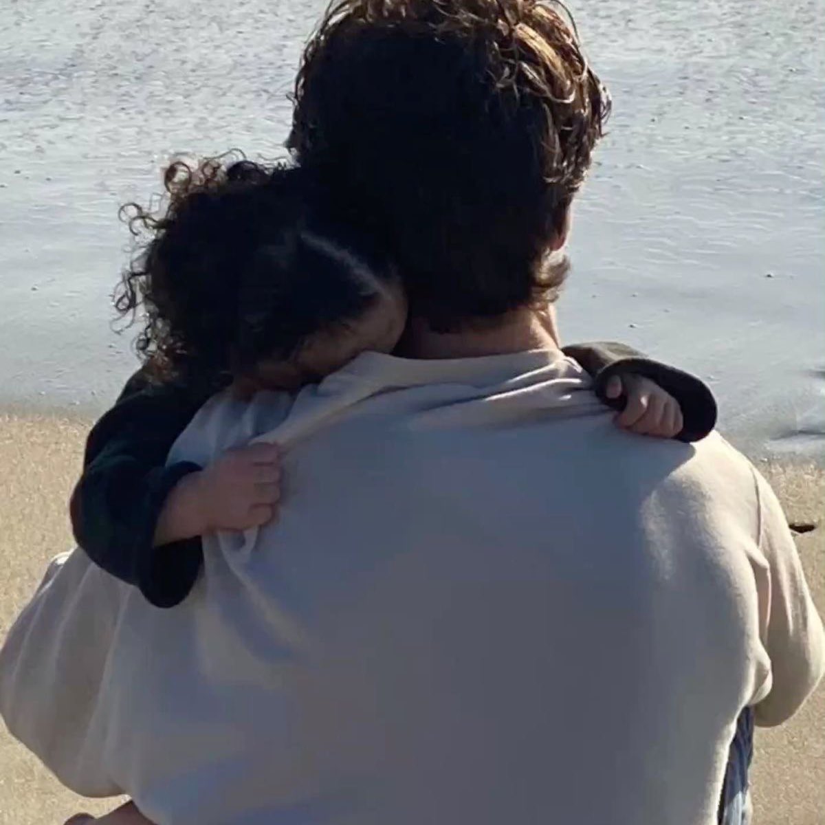 hjysd_'s tweet image. ¡! — mini au #jayhoon farmer's love🏡

Donde sh es un granjero gruñón que dice odiar a todo el mundo, o donde jy, un padre soltero, solo quiere paz… hasta que ambos descubren que el amor también puede florecer entre cosechas, pañales y segundas oportunidades.