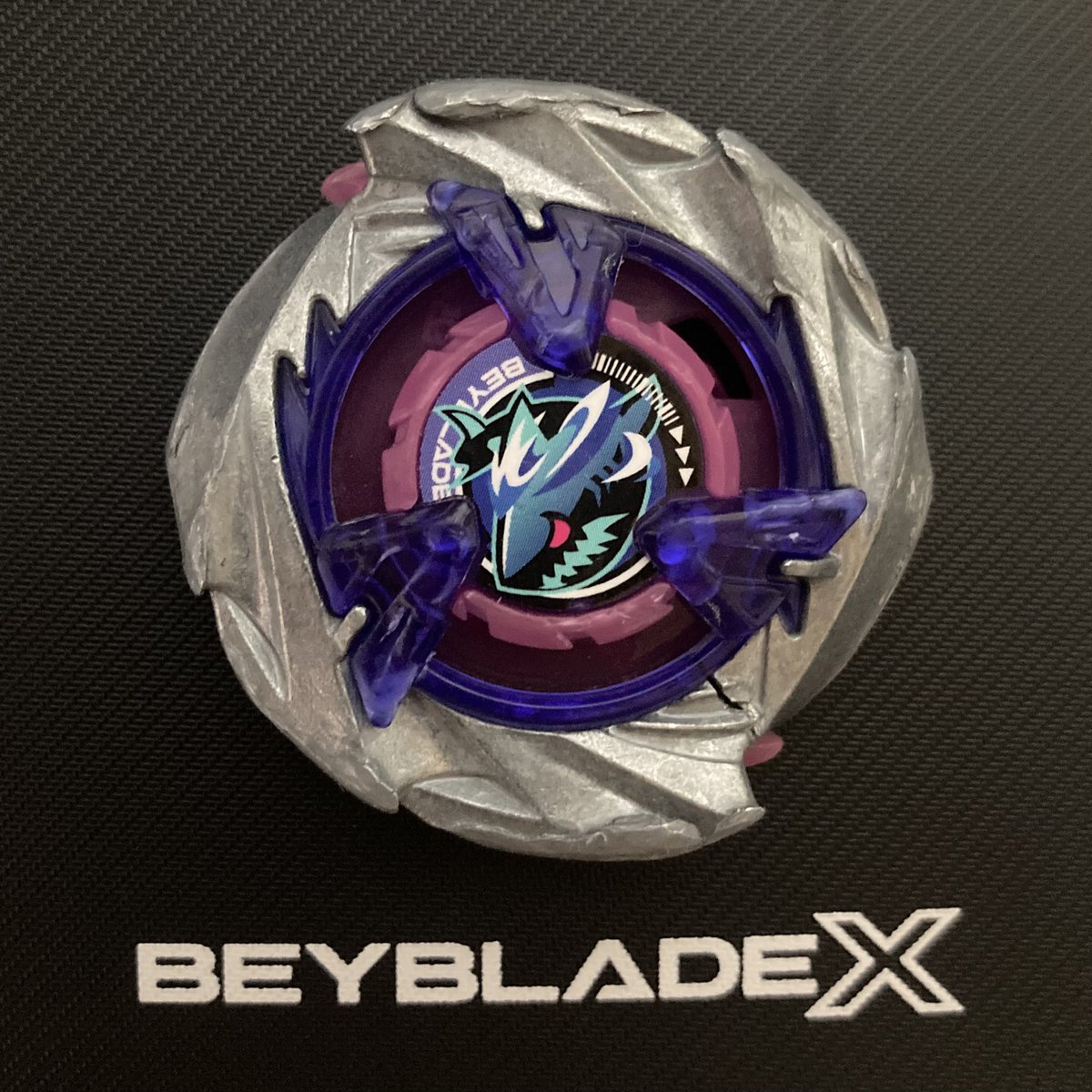 たくさんの熱いバトル、アタックしてくれた1代目「シャークスケイル」がリアルバーストしました！

お疲れさまでした！楽しいバトルをありがとう😊
2代目もよろしくね✨

#ベイブレードX