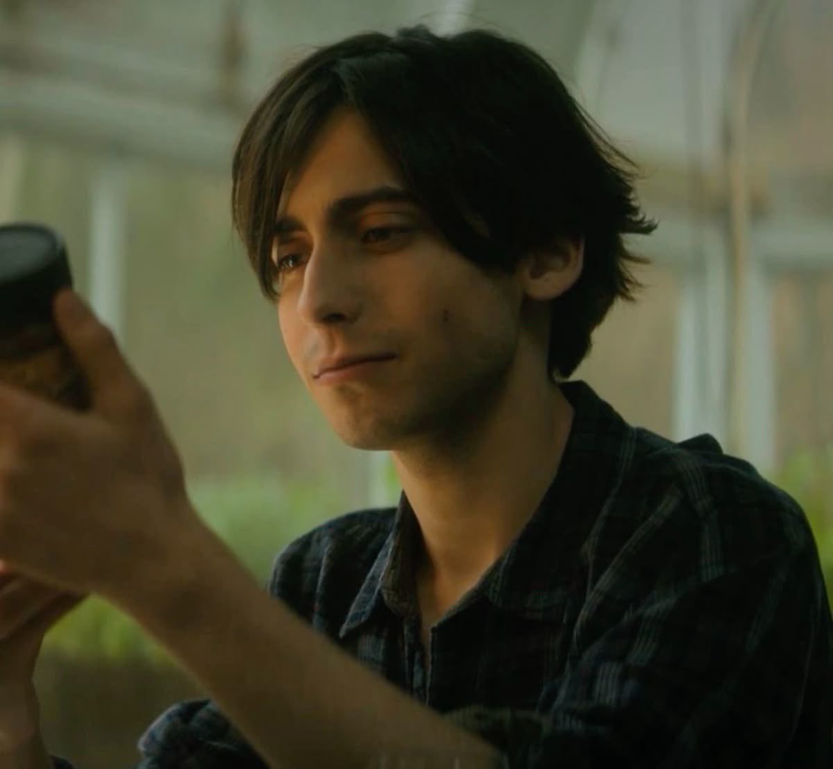 fkinfudgenutter's tweet image. five hargreeves.  how the hell do you go from risking a lot for the sake of your family lives to getting into a relationship with your sister in law??