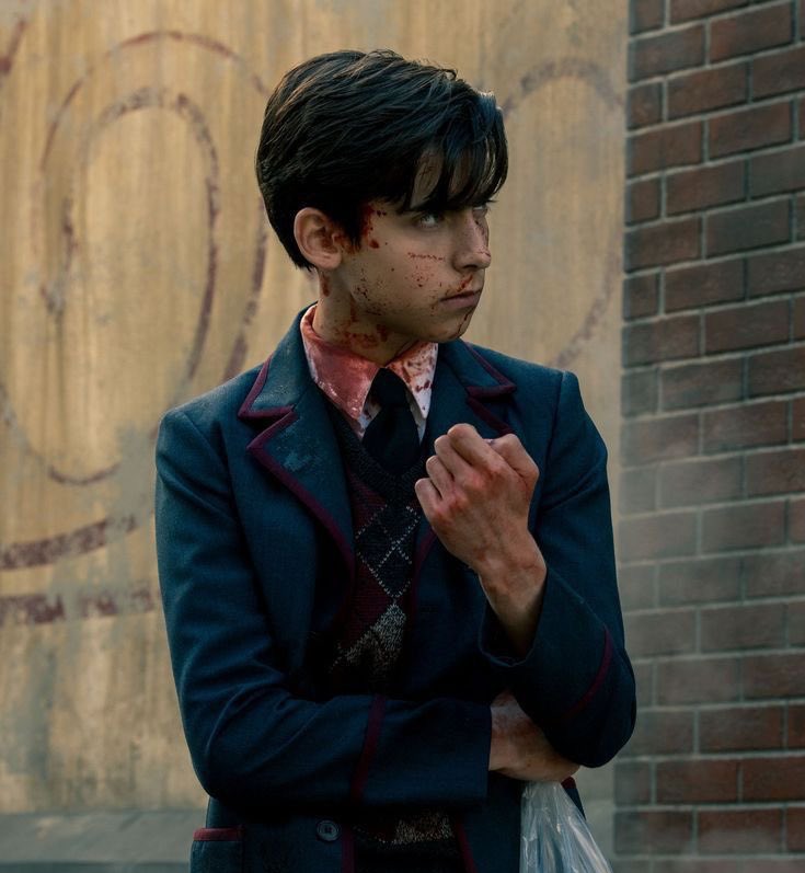 fkinfudgenutter's tweet image. five hargreeves.  how the hell do you go from risking a lot for the sake of your family lives to getting into a relationship with your sister in law??