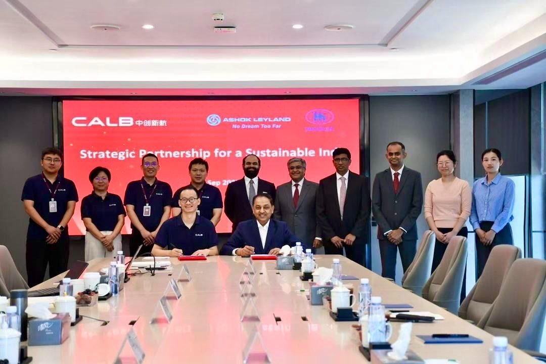 CVmagazine's tweet image. Ashok Leyland to invest ₹5000 Cr in next-gen batteries for EVs &amp;amp; energy storage in India, through an exclusive partnership with CALB Group. A big leap towards #SustainableIndia &amp;amp; localized battery supply chains. #AshokLeyland #EV #GreenMobility