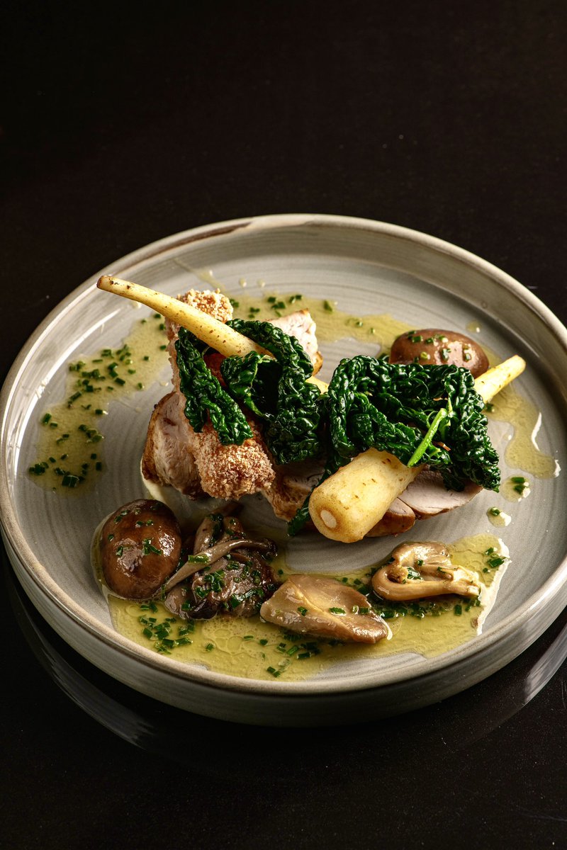 ch3fb4zza's tweet photo. Free range chicken breast, piccolo parsnips, buttered kale, wild mushrooms, creamed potato, chives, dashi @BarKitchenMag  #feedyoureyes #maincourse https://t.co/1kVpU7hhTu