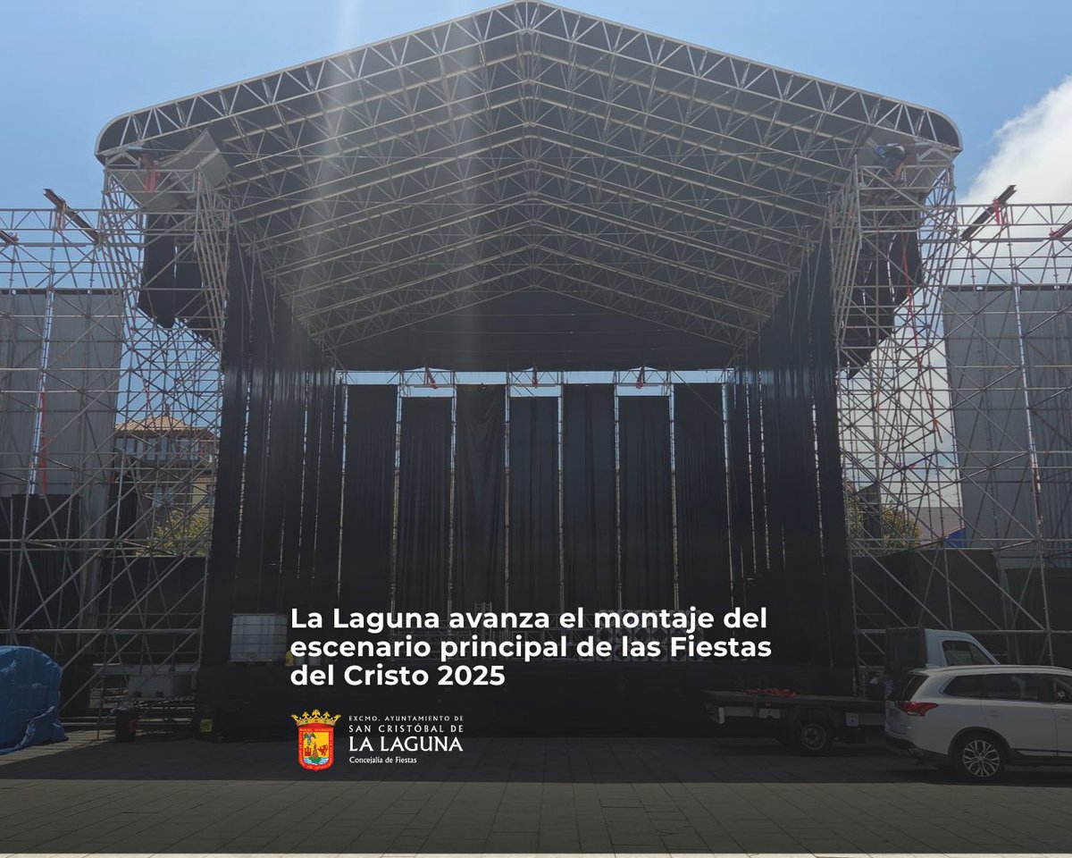🎤 El escenario principal de las Fiestas del Cristo ya está preparado, este año contará con 30 metros de largo y 12 de alto, dos pantallas laterales de última generación y una estética renovada en toda la plaza, con casetas de madera que unificarán la imagen de los puestos.