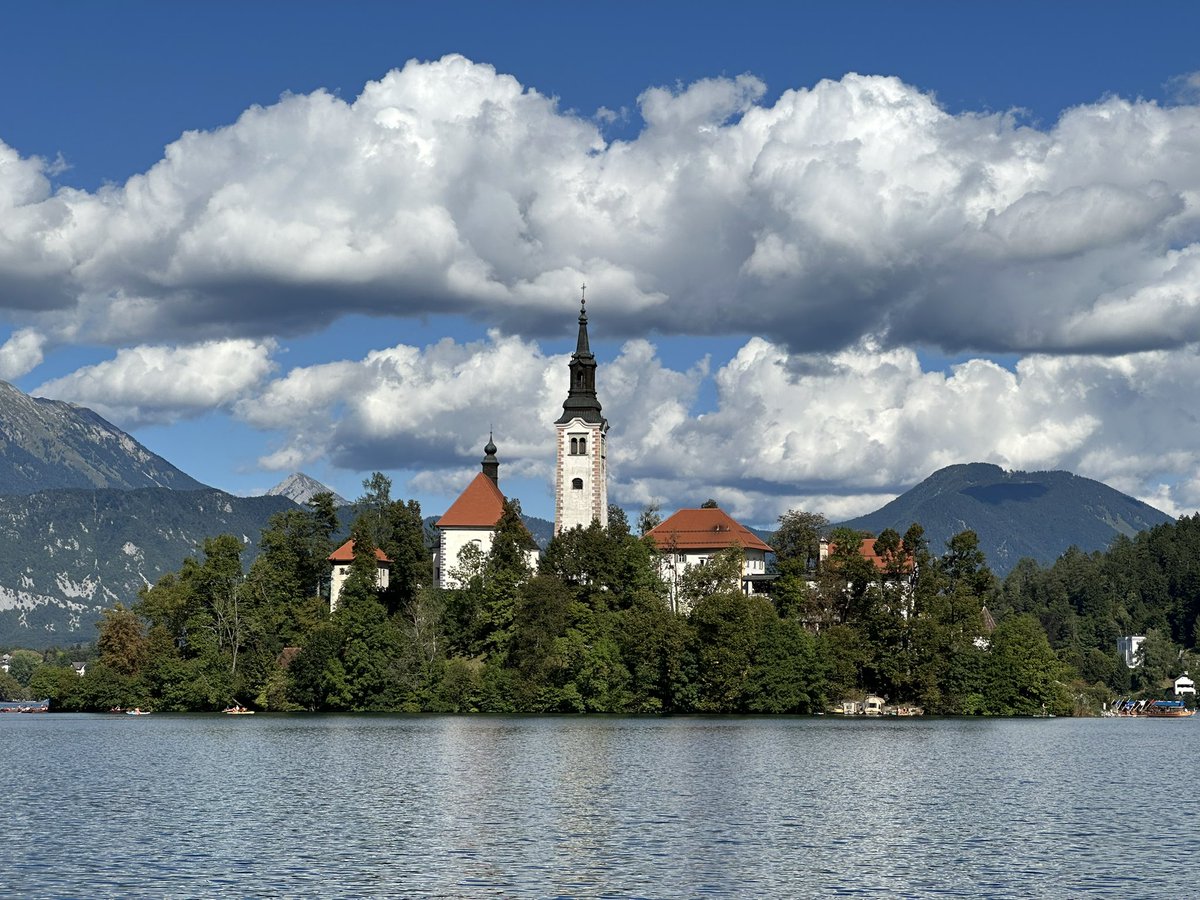 romanvassilenko's tweet image. It is always great to catch up with my good friend EU Ambassador to #Kazakhstan Aleška Simkič. It is especially pleasant to do it in your beautiful home country, S-LOVE-nia! 
Looking forward to the productive cooperation and interesting engagements @ Bled Strategic Forum #bsf2025