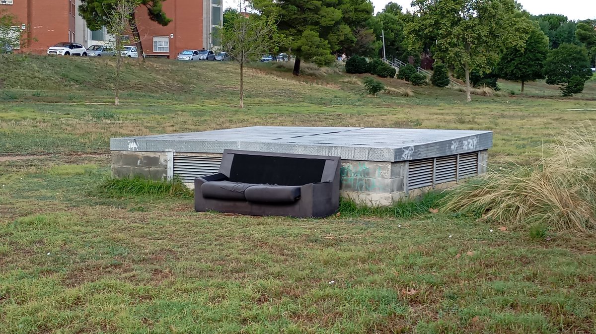 Hola, <a href="/Aj_Sabadell/">Ajuntament Sabadell</a> nos faltan bancos en el #ParcNord pero no como el de la foto, que ya lleva dos semanas abandonado, está claro que #Sabadell termina en la #plaçadelPi