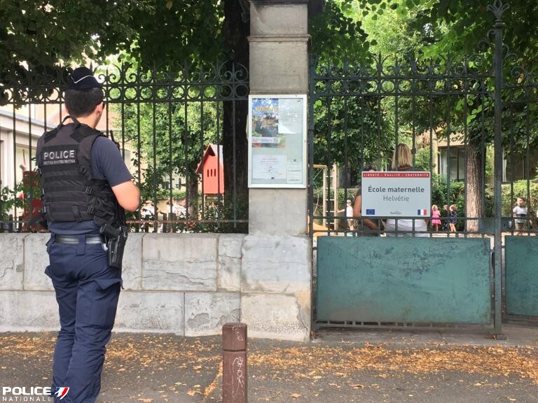 #Rentrée2025 | Les policiers du Doubs souhaitent une agréable rentrée scolaire 2025 aux étudiants du département et d'ailleurs ! 📚

Que la réussite soit avec vous cette année !😁