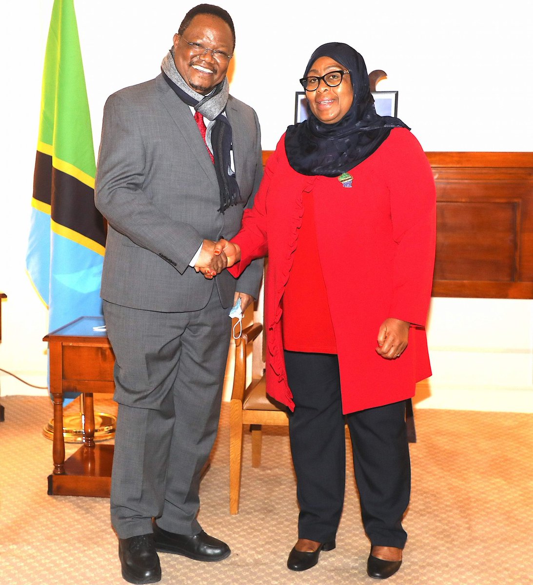 Sirjeff_D's tweet photo. Si tu kwamba T. Lissu anajitetea mahakamani dhidi ya kesi mbaya zaidi kuwahi kutokea nchini🇹🇿

Lkn pia:

-Anainspire junior lawyers
-Anatufundisha sheria buree
-Anatoa motisha ya kujiamini na kuwa jasiri
-Anaonyesha uozo uliopo ktk mihimili yetu

In my books; this man is a GOAT🐐 https://t.co/JQql8PcBEj
