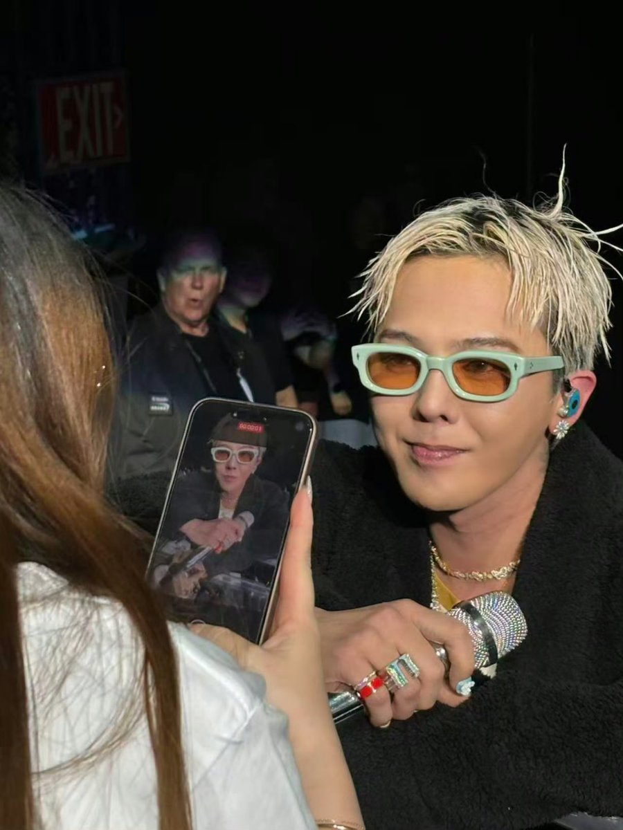 onlyjiyongie's tweet photo. If this happen to me even jaeho won't stop me across the barricade😭😭 https://t.co/3xntuisIOU