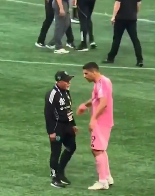 Cr7stianismo_'s tweet photo. -Luis Suárez escupiendo al entrenador rival.
-Busquets dándole un puñetazo a un rival.
-Lionel Messi insultando a un rival.

Están tan acostumbrados a tener la ayuda de los árbitros de Negreira cuando la cosa va mal, que no saben lo que es PERDER. https://t.co/0uN9oVMisx