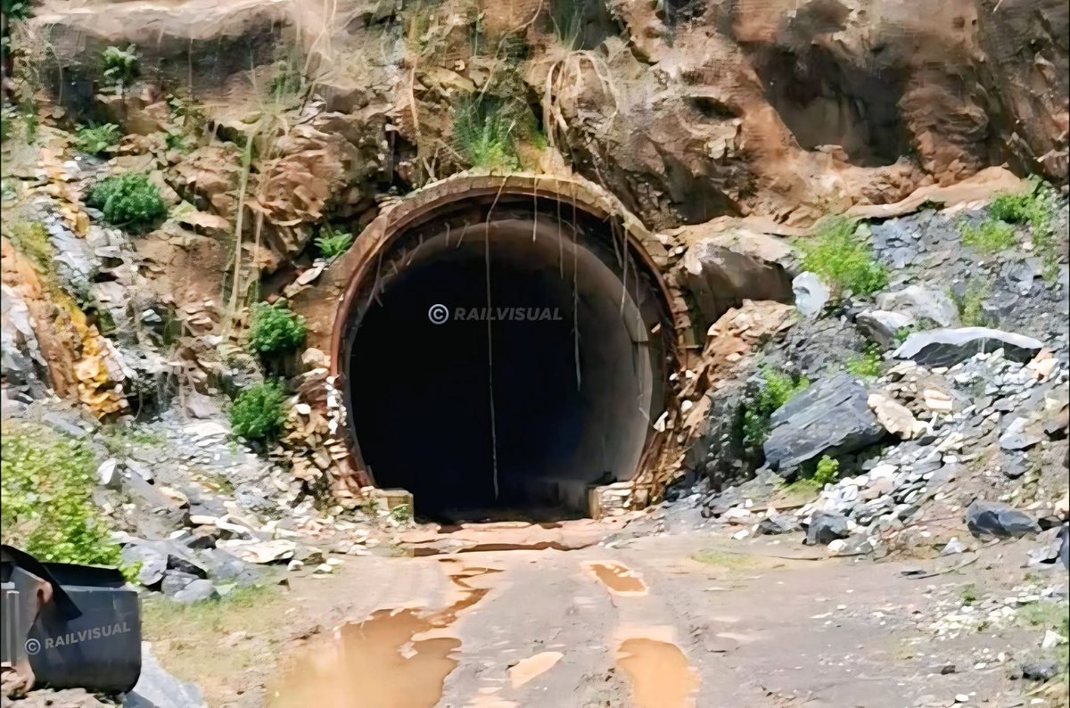 railvisual's tweet image. तिलैया कोडरमा नई रेललाइन के घाटी क्षेत्र में निर्माण हो रहे सुरंग और पुल की वर्तमान स्थिति.. इसे देखने से क्या लगता है आपको 2026 में इस नई रेललाइन पर ट्रेनों का परिचालन शुरू होगा 🤔?
#tilaiya #koderma #newrailline #Nawada #LatestUpdate #RailwayNews #Bihar
@drmdnr @ECRlyHJP