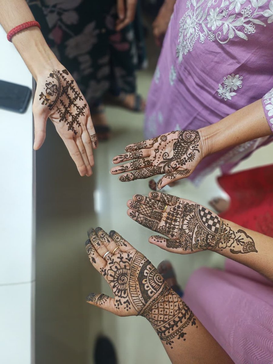 TekstacHQ's tweet image. 🎨 Mehendi Magic at Tekstac!

Our office became a mini-studio last week as 3 artists turned hands into living art! 🌸✨

Proof that work isn’t just about deadlines, it’s about the people, laughs &amp;amp; shared moments that make #Tekstac special.

#OfficeJoy #UnplugToConnect