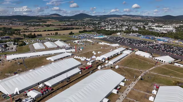 Was passiert, wenn fast 50 TSD Muslime auf einem Flugplatz in 🇩🇪 das größte muslimische Jahrestreffen zum 49. Mal organisieren?

Nichts. Denn wie seit 49 Jahren verlief alles friedlich. Die Jalsa Salana ist ein Akt des Friedens, und ein unmissverständliches Zeichen gegen